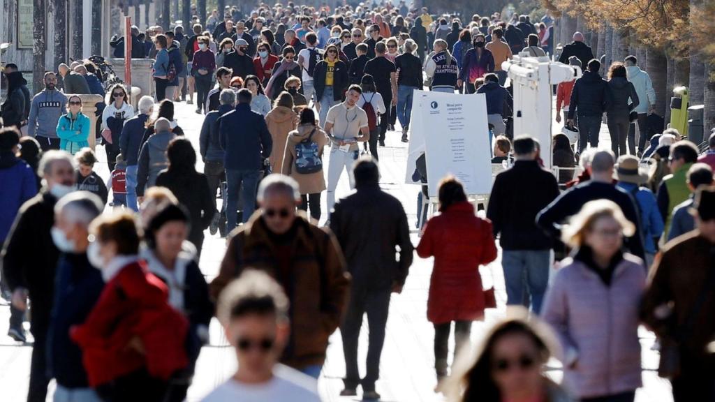 Gente paseando por la Malvarrosa durante estos días.