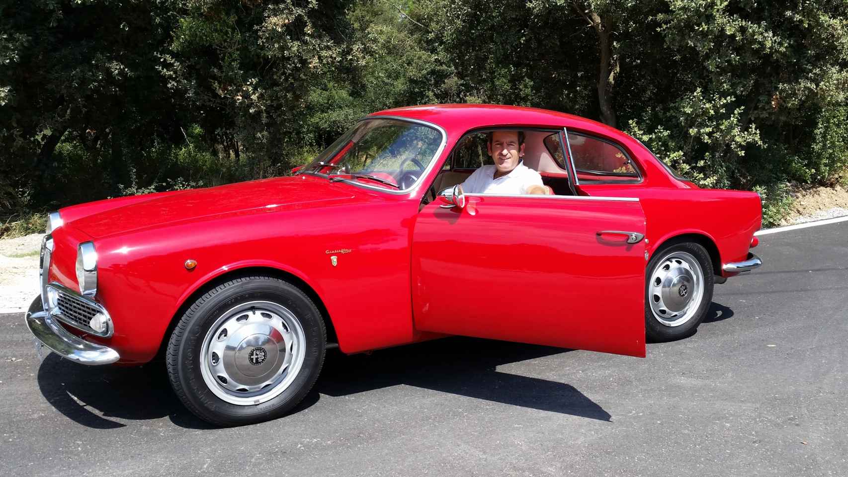 Alejandro Mesonero-Romanos en una foto actual con Alfa Romeo clásico.