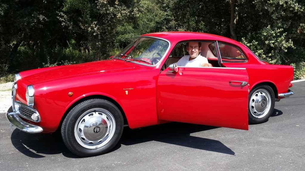 Alejandro Mesonero-Romanos con un Alfa Romeo clásico.