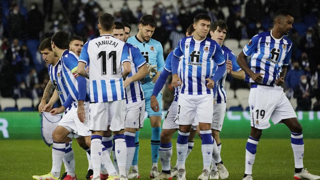 Los jugadores de la Real Sociedad, antes de empezar su partido ante el PSV.