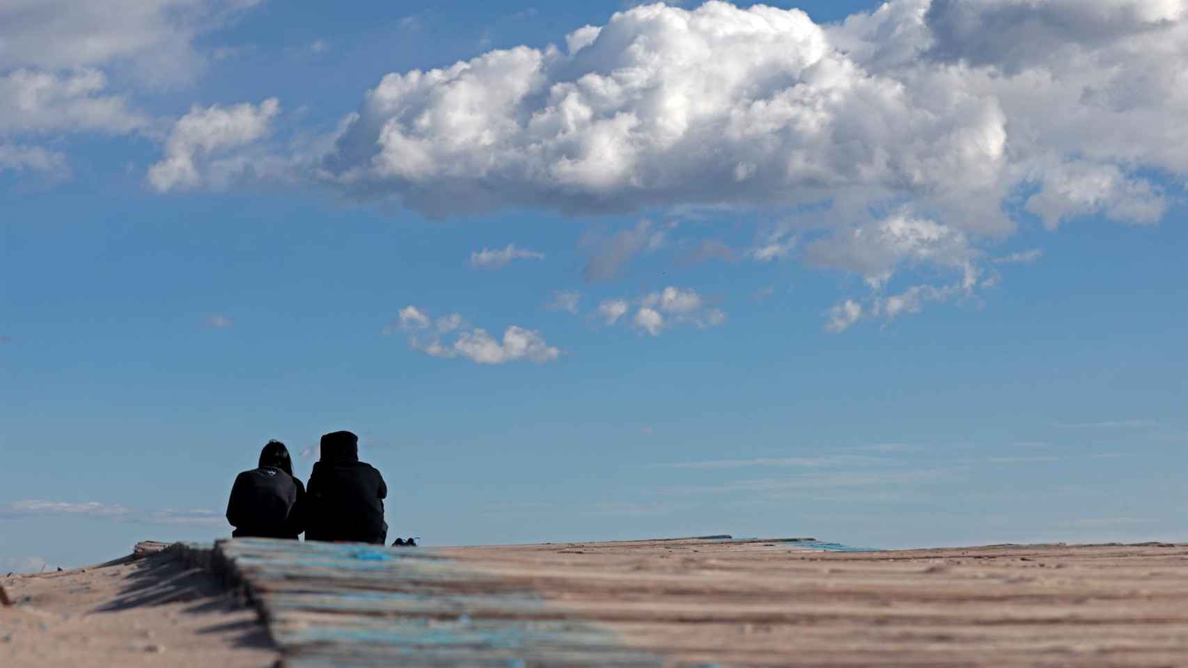 Dos jóvenes en una playa valenciana el pasado puente de la Constitución.