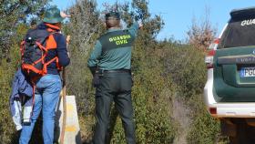 Guardia Civil de Zamora dando indicaciones a un peregrino
