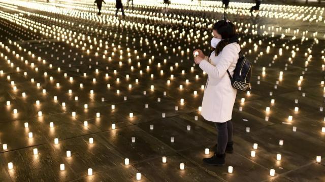 Homenaje con 12.000 velas a las víctimas de la Covid-19 en Suiza. EFE/EPA Anthony Anex