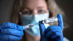 Una sanitaria muestra una dosis de la vacuna contra la Covid-19