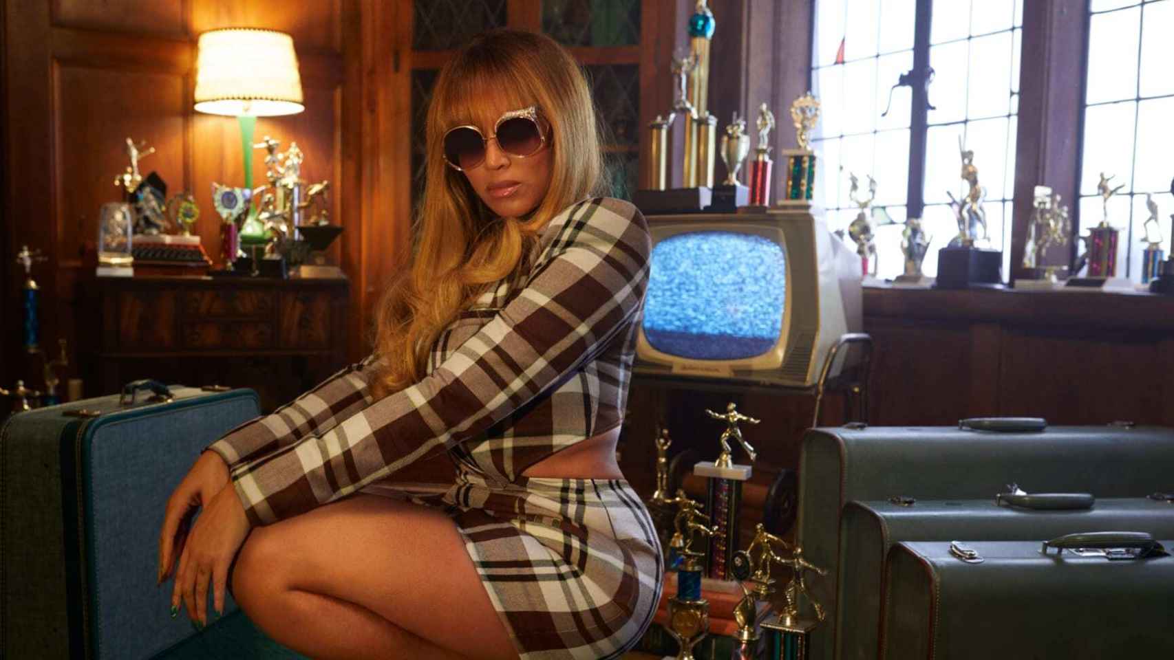 Beyoncé posa con uno de los looks de la colección.