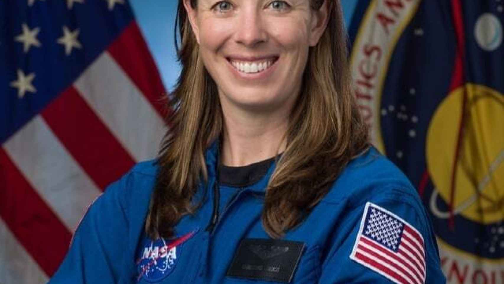 Christina Birch posa con el uniforme de la NASA