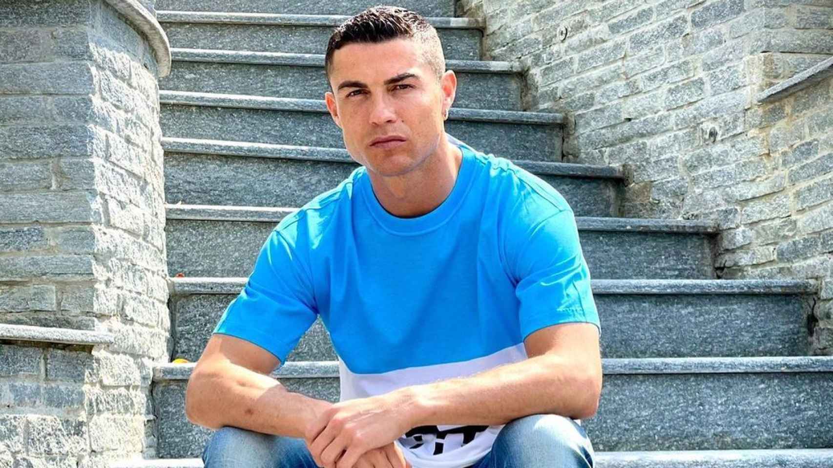 Cristiano Ronaldo posando en unas escaleras