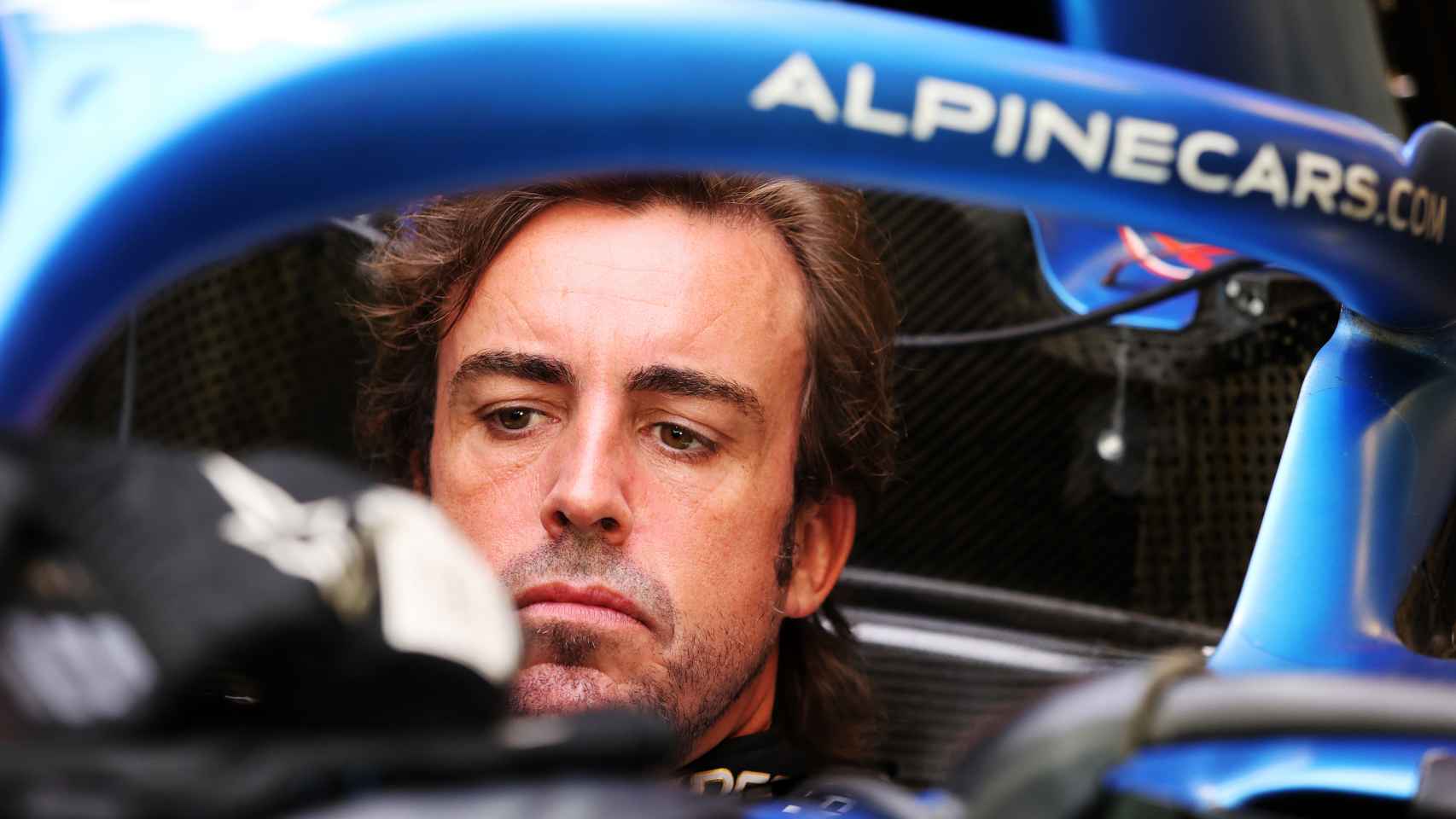Fernando Alonso en el box de Alpine en Abu Dhabi