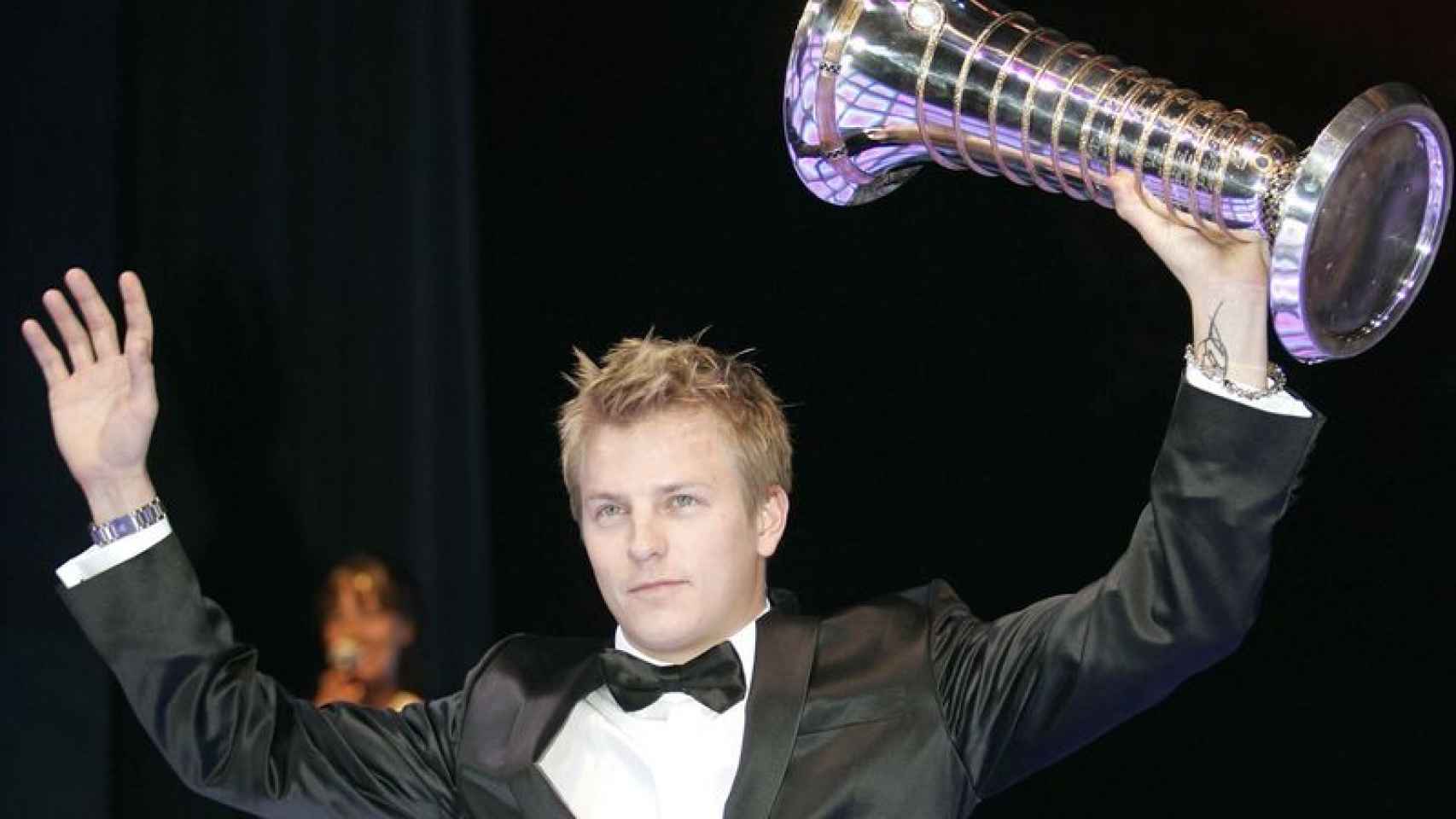 Kimi Raikkonen con su título de campeón del mundo de Fórmula 1 en 2007