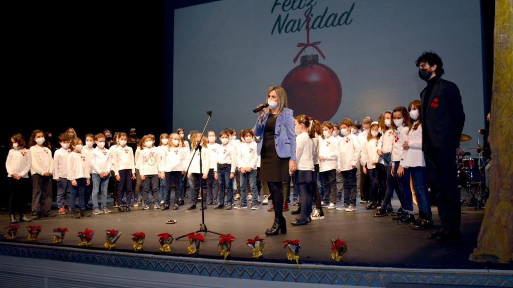 Tolón reaparece restablecida del covid en el pregón de Navidad en Toledo