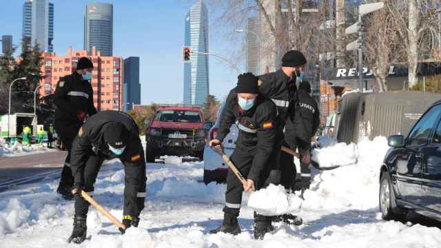 Miembros de la UME retirando nieve tras el paso de 'Filomena' por Madrid.