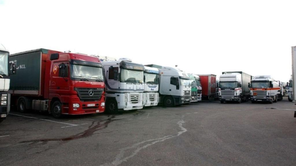 Camiones parados en una estación de servicio.