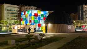 Imagen del planetario portátil, junto al Cubo del Centro Pompidou, en el puerto de Málaga.