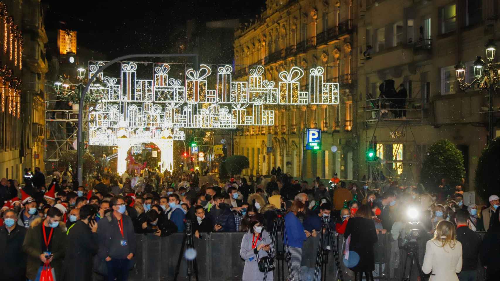 Varias personas esperan el encendido de las luces navideñas, a 20 de noviembre de 2021, en Vigo.