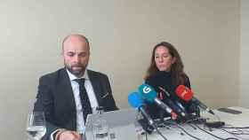 Rueda de prensa de uno de los abogados de la familia Fernández-Cervera Neira, Ramón Amoedo, junto a Rosa, hermana de Déborah.