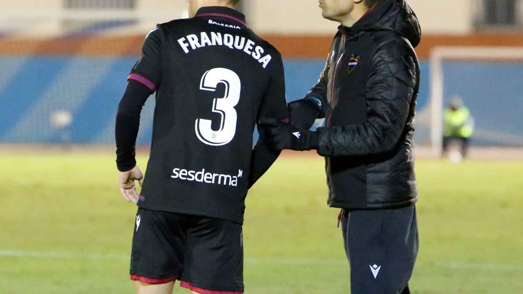 Alessio Lisci charla con Enric Franquesa durante un partido de la Copa del Rey.