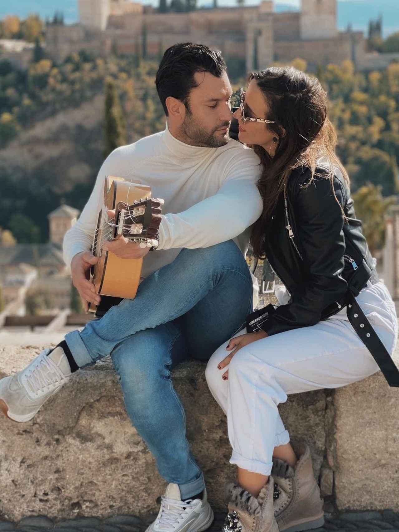 Jorge Pérez y Alicia Peña, en una romántica imagen tomada en La Alhambra de Granada.