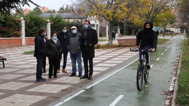 El alcalde durante la visita al nuevo carril bici de la calle Mirabel