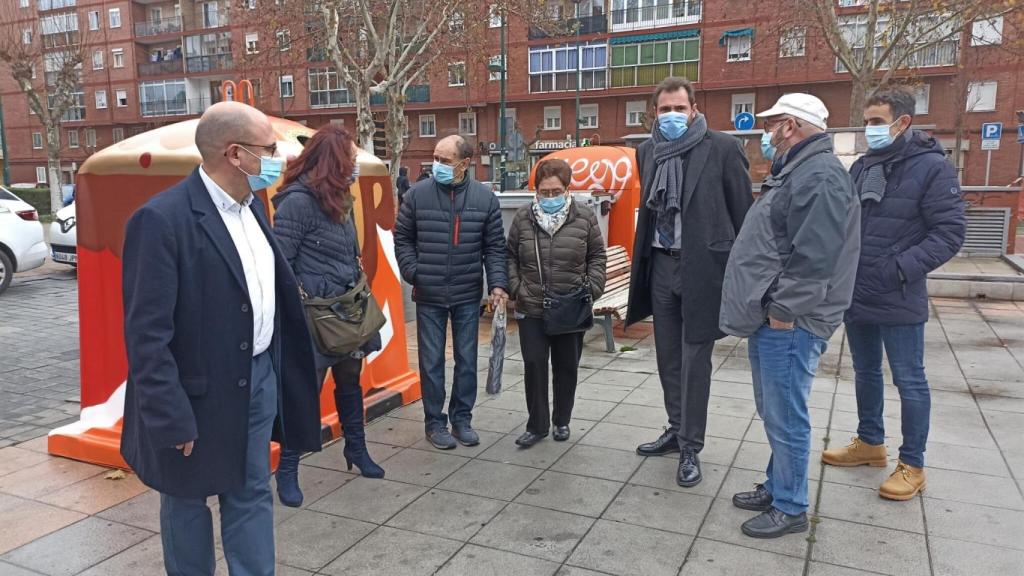 Puente y Vélez junto a miembros de la Asociación de Vecinos Rondilla