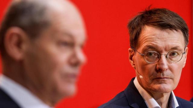 Un sanitario manipulando la vacuna de Pfizer