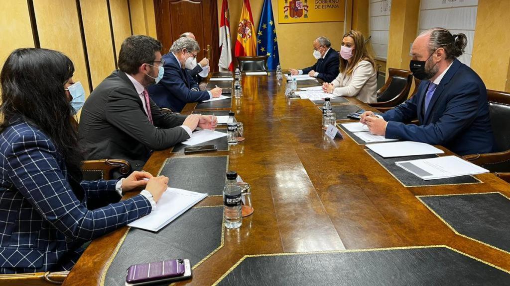 Imagen de un momento de la reunión mantenida hoy entre la Delegación del Gobierno y CEOECYL.