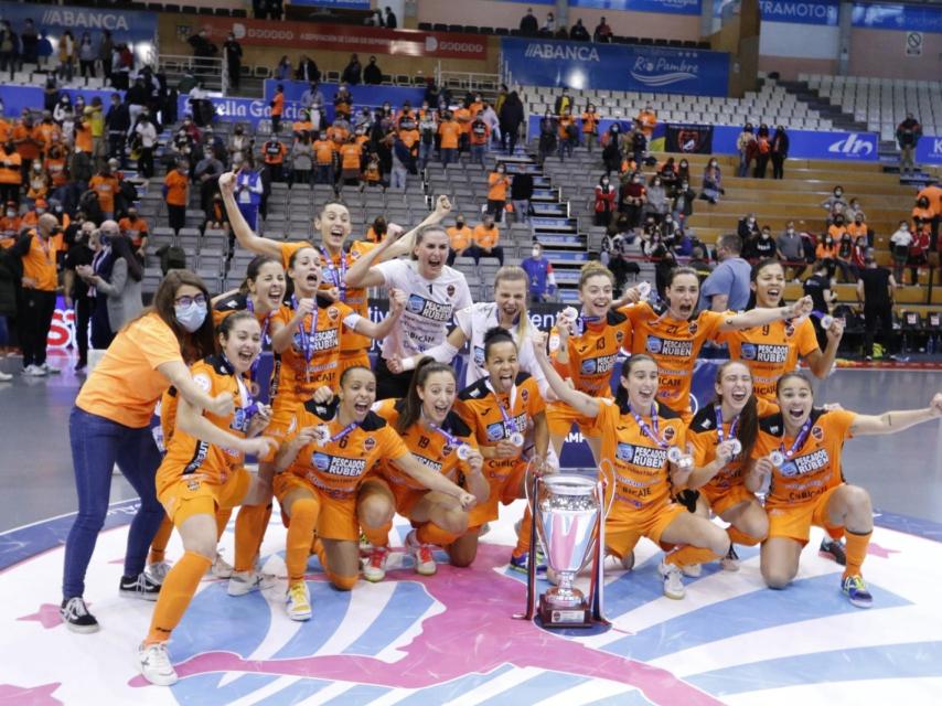 Leticia con sus compañeras celebrando la Futsal Women's European Champions