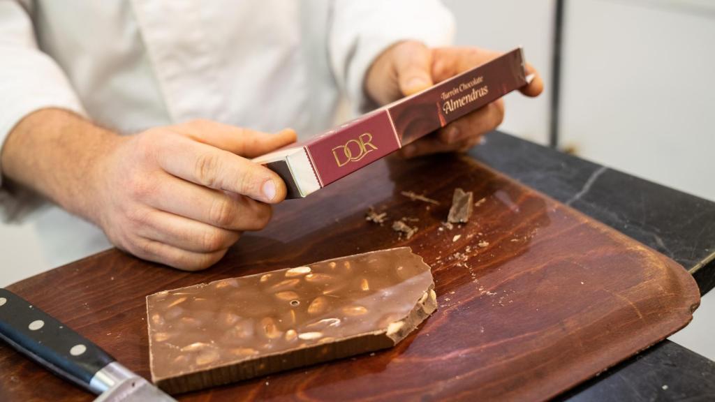 Antonio, leyendo los ingredientes del turrón de Lidl.