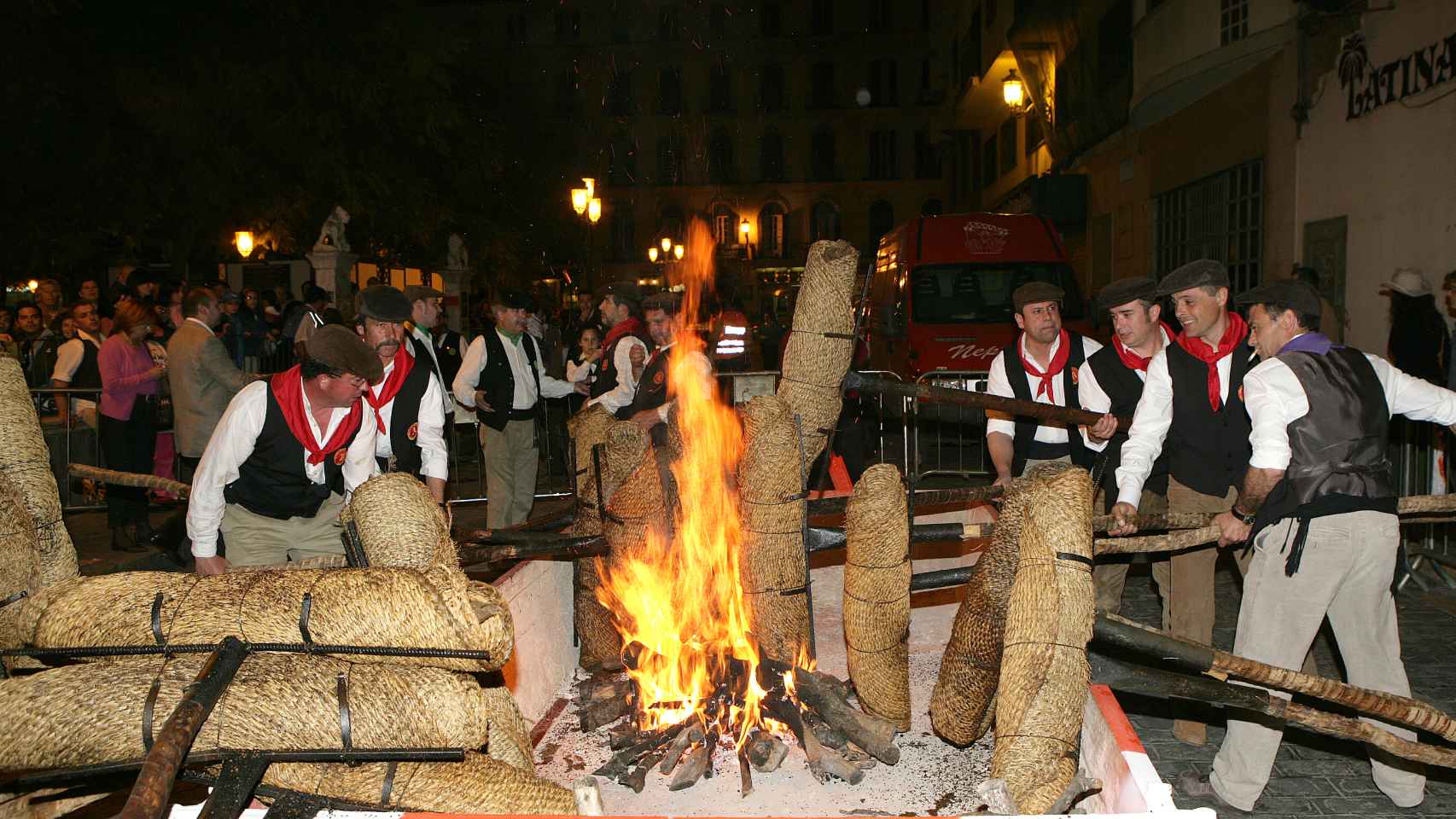 La veneración pagana al fuego está en el origen de esta fiesta.