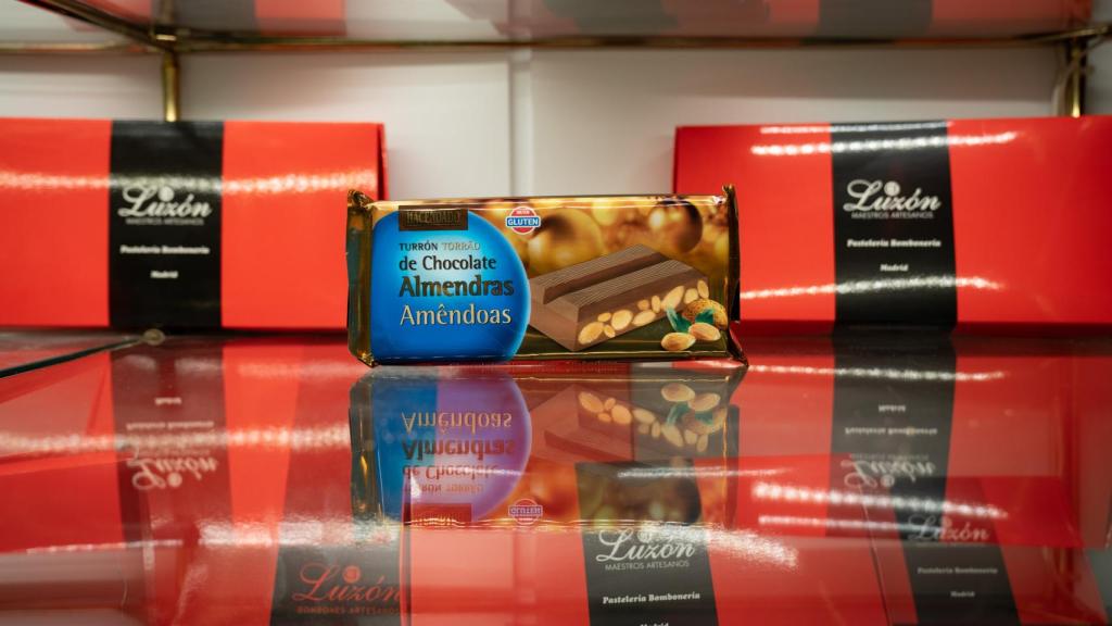 El turrón de chocolate con almendras de Hacendado, la marca blanca de Mercadona.