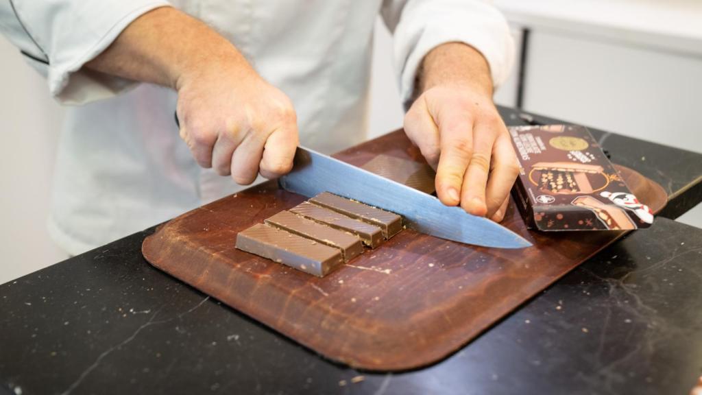 El corte del turrón de chocolate con almendras de Dia ha sido recto.