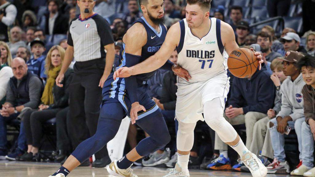 Luka Doncic posteando en el partido entre Memphis y Mavericks