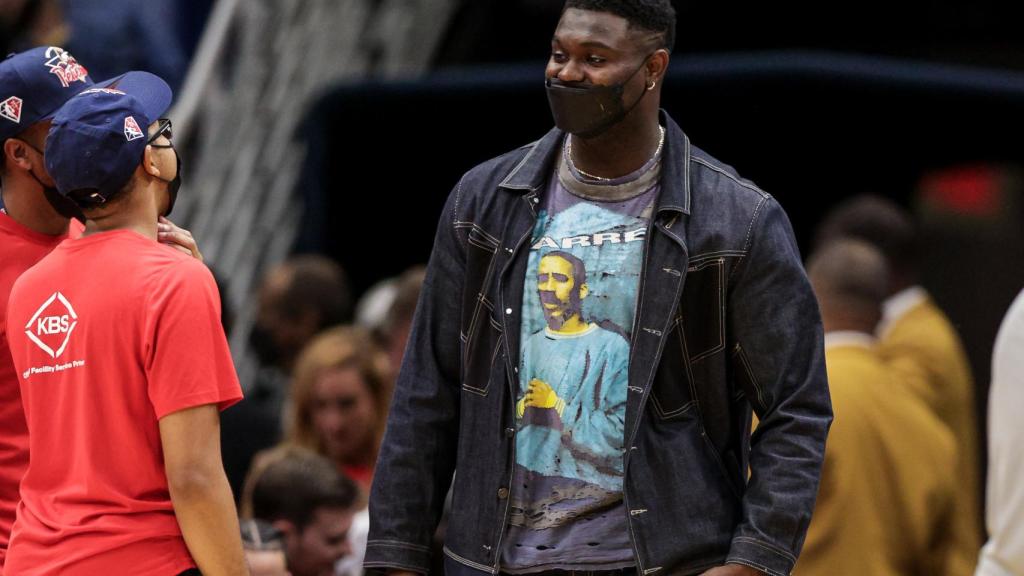 Zion Williamson antes de un partido y vestido de calle