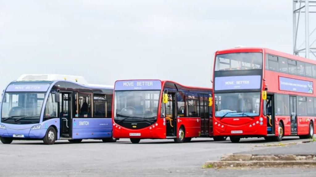 La firma de origen indio fabrica modelos de vehículos de transporte público eléctricos.