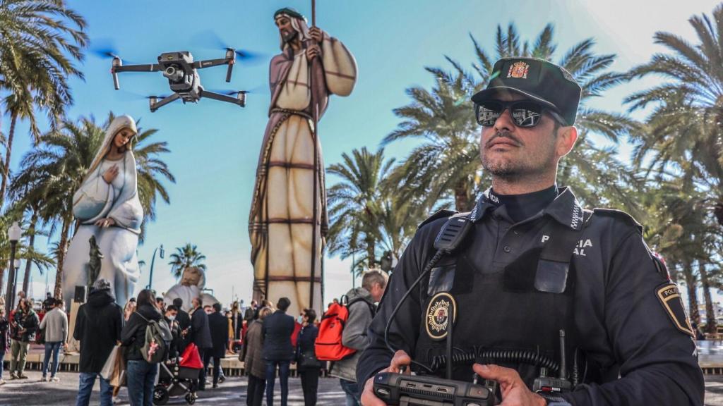 Un agente controla el perímetro del Belén más grande del mundo instalado en la Explanada de España.