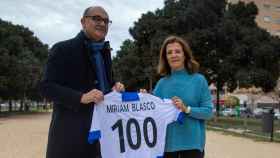 Manuel Palomar y Miriam Blasco posan con una camiseta del centenario.