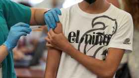Un adolescente recibiendo la vacuna, en imagen de archivo.