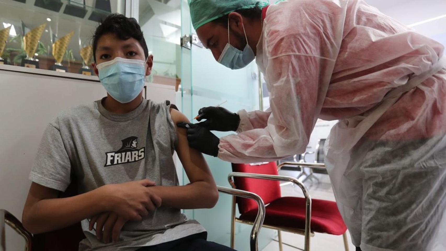 Un niño es vacunado en Bolivia.