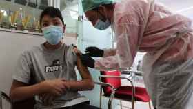 Un niño es vacunado en Bolivia.