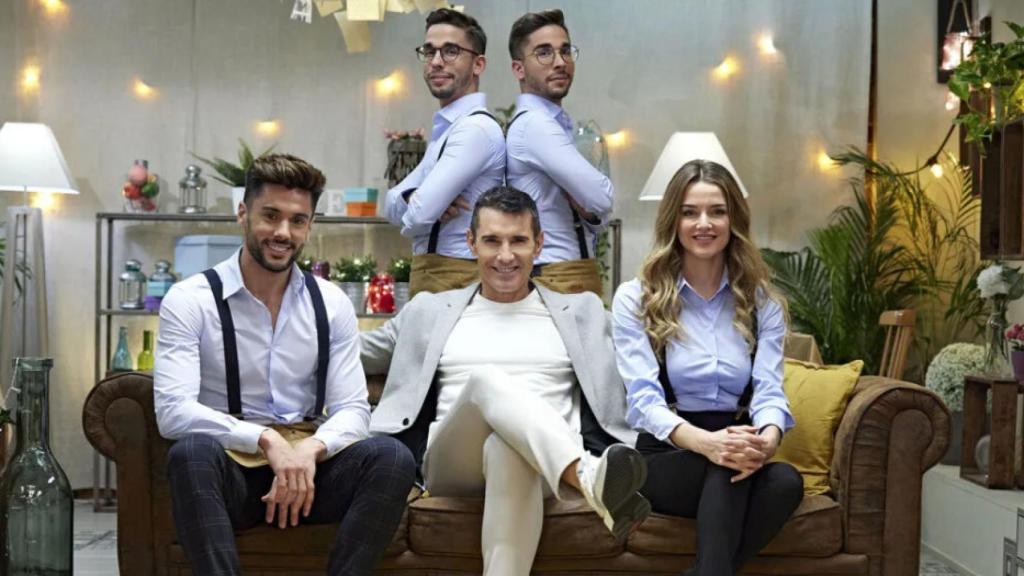 Jesús Vázquez junto al equipo de 'First Dates Café'