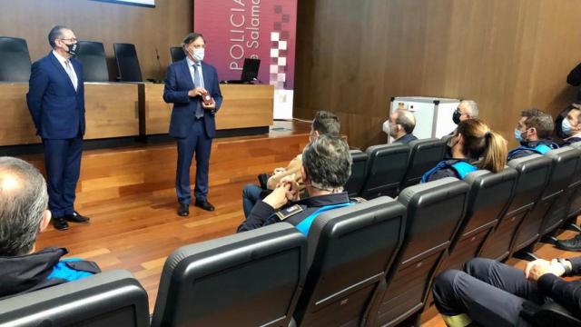 El alcalde de Salamanca, Carlos García Carbayo, muestra la Medalla de Oro al Mérito Policial