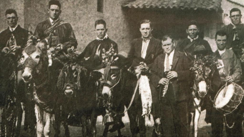 Mozos de Santibáñez de Béjar, dispuestos para tomar parte en la típica fiesta de ‘correr los gallos’, con sus burritos adornados y acompañados por dulzanieros