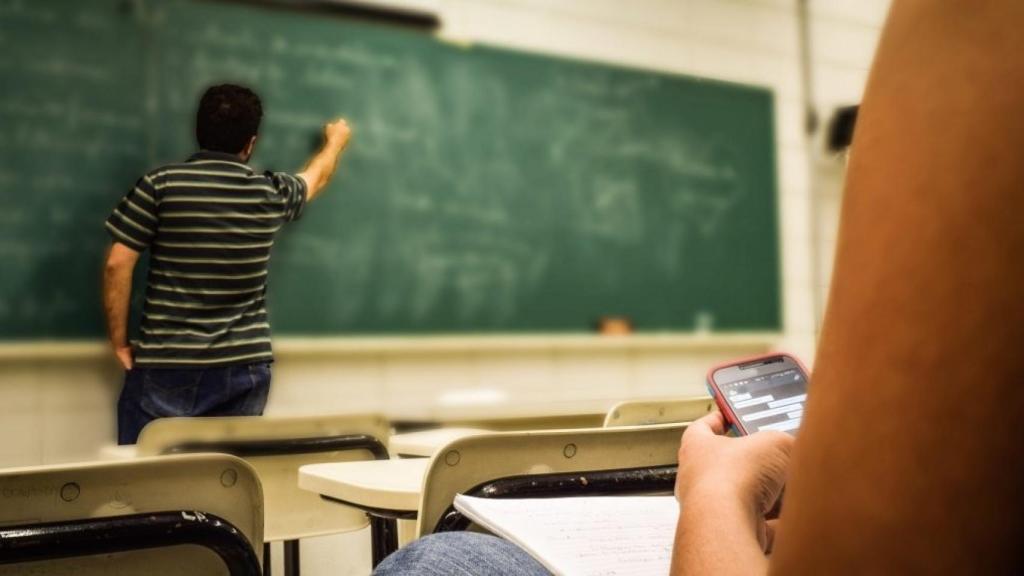 Un profesor dando clase en una imagen de archivo