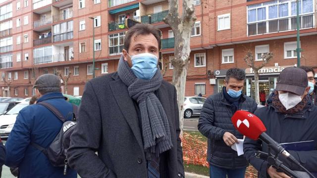 Óscar Puente durante la comparecencia ante los medios en el barrio de la Rondilla