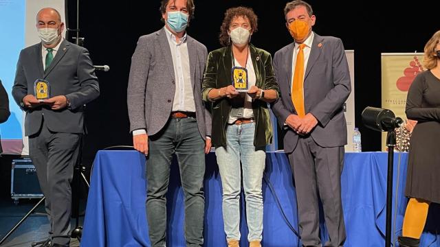 Rafaela Romero, concejala de Servicios Sociales, en el momento de recibir el premio