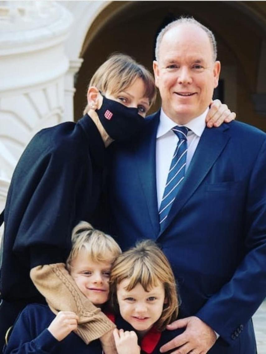 Jacques y Gabriella junto a sus padres tras el regreso a Mónaco de la princesa Charlène.