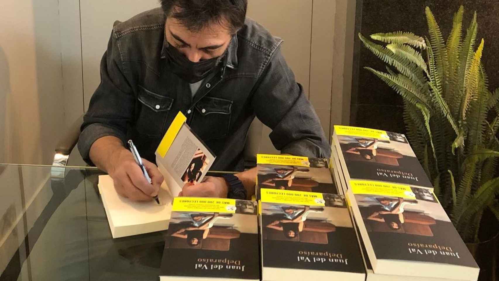 Juan del Val firmando ejemplares de 'Delparaíso' en una imagen de sus redes sociales.