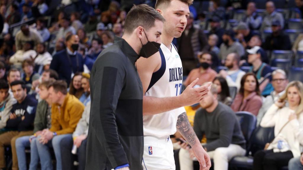 Luka Doncic se retira de un partido con Dallas Mavericks