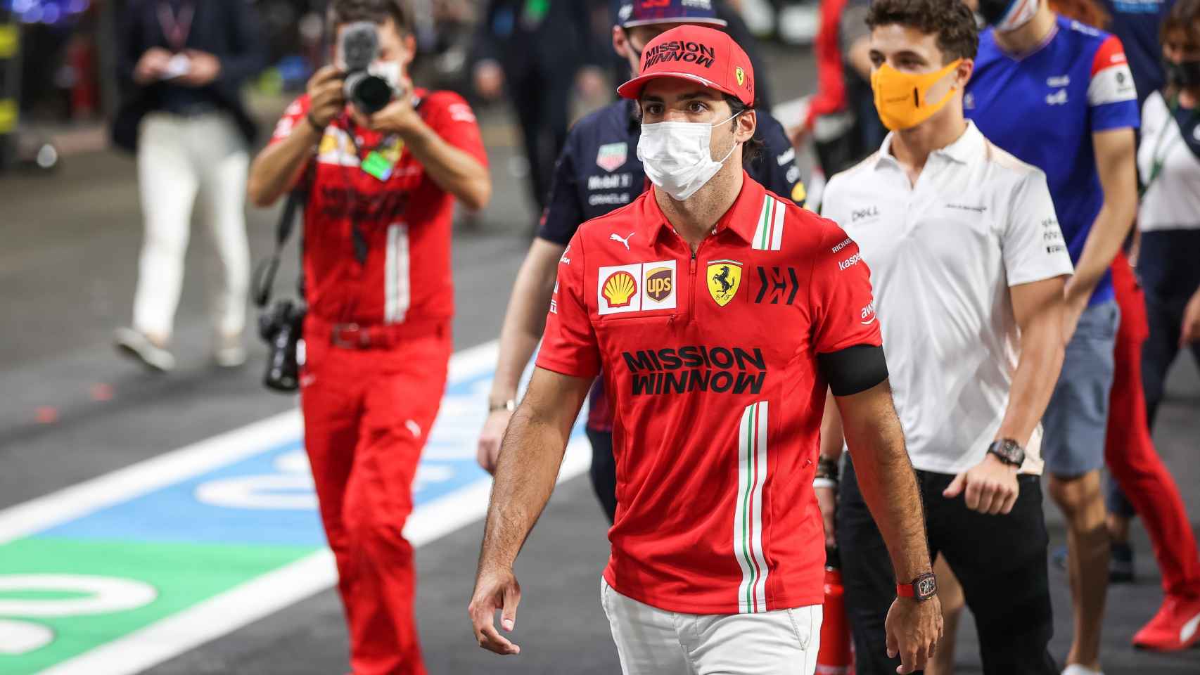 Carlos Sainz andando por delante de Lando Norris y Max Verstappen en Arabia Saudí