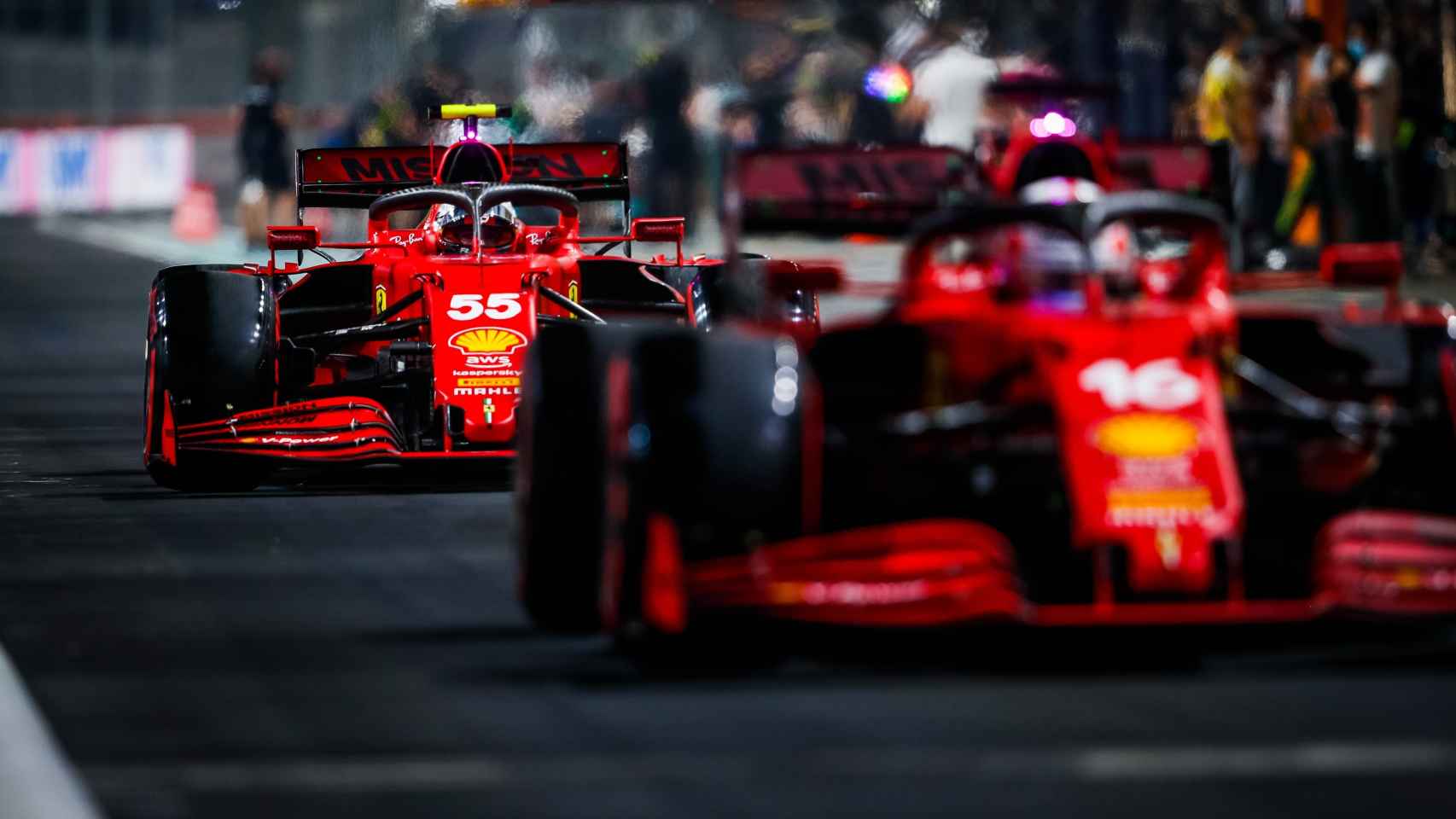 Carlos Sainz rodando por detrás de Leclerc en el pit lane de Arabia Saudí