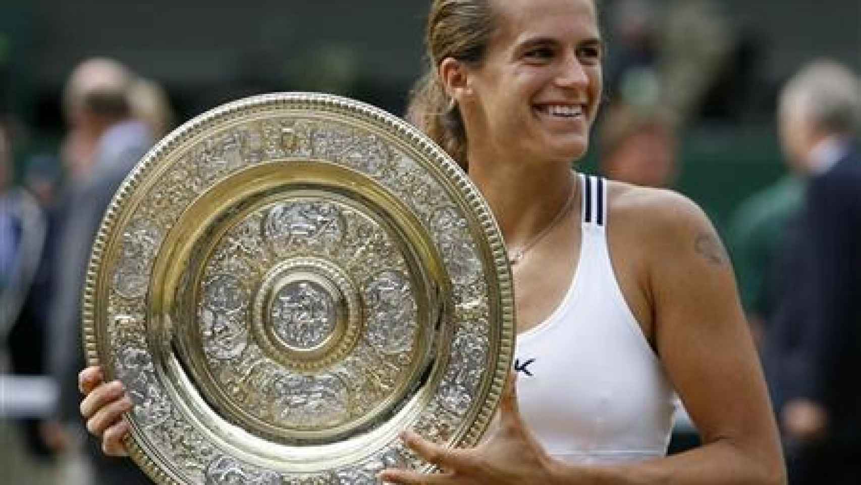 Amélie Mauresmo con su título de campeona de Wimbledon